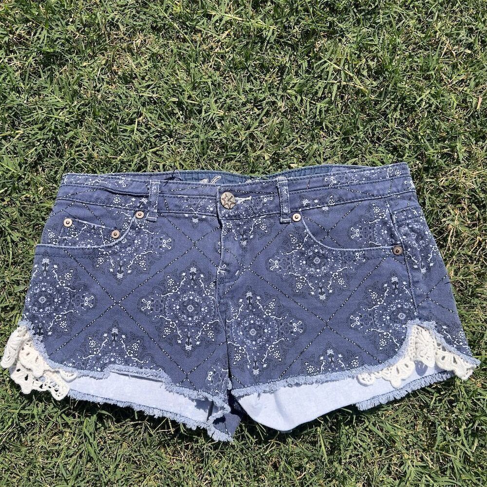 Vanilla Star Women's Embroidered Denim Shorts Blue Size 11 Fringe Hem